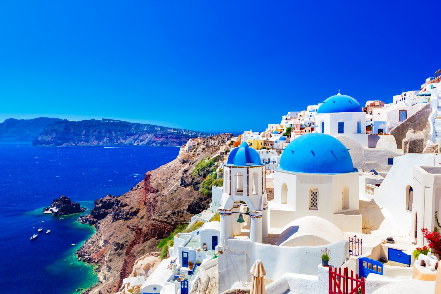 Grieks dorpje met witte huizen en blauwe daken