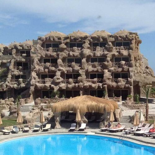 Het unieke Caves Beach Resort in Egypte met een swim-up kamer.