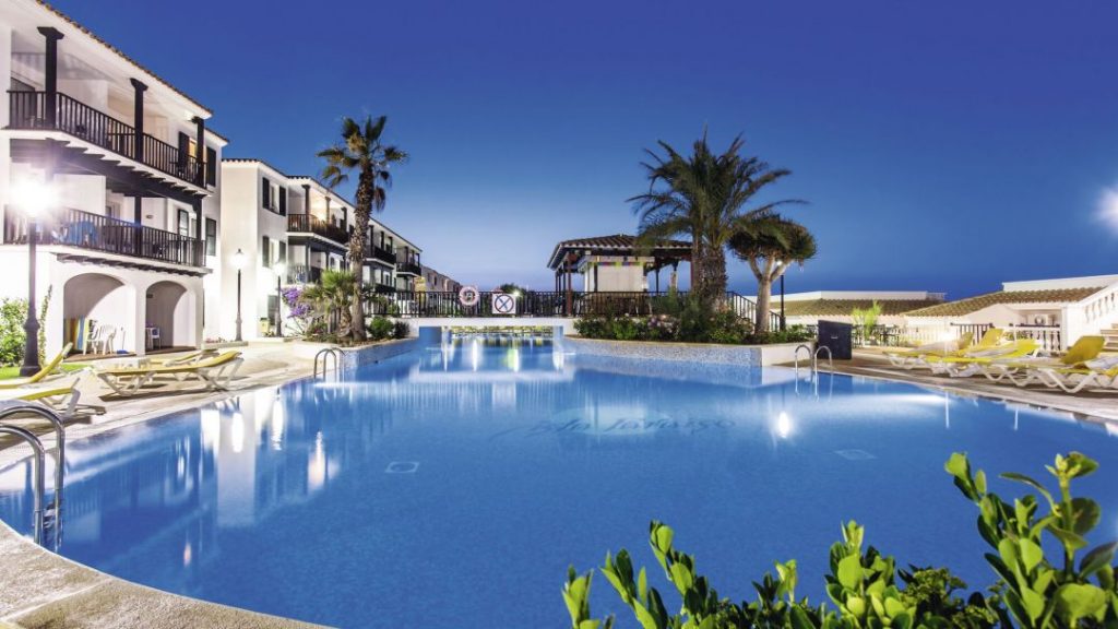 Het Isla Paraiso hotel is een leuk 3 sterrenhotel met een swim-up kamer in Spanje. Menorca is een rustig stadje waar je lekker tot rust komt. Het is de ideale plek voor een strandvakantie met veel zon. Het strand is dicht bij het appartementencomplex. De sportfanaten houden zich lekker bezig met tafeltennissen, aqua gymmen, biljarten (tegen betaling), golfen (tegen betaling). Ook zorgt het hotel voor entertainment door het spectaculaire animatieteam. Zij zorgen voor een leuke show met spannende trucs. Is een rustig appartementencomplex met een swim-up kamer in Spanje jouw ding? Dan is dit een goede deal voor jou! Terwijl jij geniet, hebben de kinderen de tijd van hun leven. Zij genieten van de kinderzwembaden, de speeltuin, minidisco en de miniclub (voor 4 tot 12-jarige). Ook is een kinderspeelzaal.
