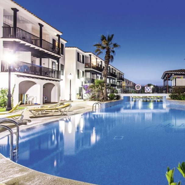 Het Isla Paraiso hotel is een leuk 3 sterrenhotel met een swim-up kamer in Spanje. Menorca is een rustig stadje waar je lekker tot rust komt. Het is de ideale plek voor een strandvakantie met veel zon. Het strand is dicht bij het appartementencomplex. De sportfanaten houden zich lekker bezig met tafeltennissen, aqua gymmen, biljarten (tegen betaling), golfen (tegen betaling). Ook zorgt het hotel voor entertainment door het spectaculaire animatieteam. Zij zorgen voor een leuke show met spannende trucs. Is een rustig appartementencomplex met een swim-up kamer in Spanje jouw ding? Dan is dit een goede deal voor jou! Terwijl jij geniet, hebben de kinderen de tijd van hun leven. Zij genieten van de kinderzwembaden, de speeltuin, minidisco en de miniclub (voor 4 tot 12-jarige). Ook is een kinderspeelzaal.