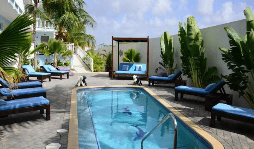 Het zwembad van Dolphin Suites in Curaçao